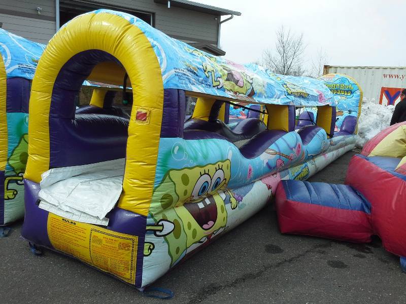 lot 16 image: Sponge Bob Slip and Slide - 35x6x8