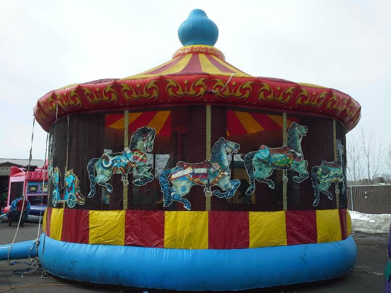 lot 6 image: Carousel Bouncer - 25x28x22