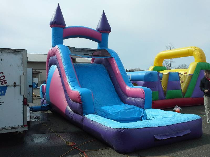 lot 35 image: 16 Pick and Purple Back Entry Water Slide with Pool - 30x15x16