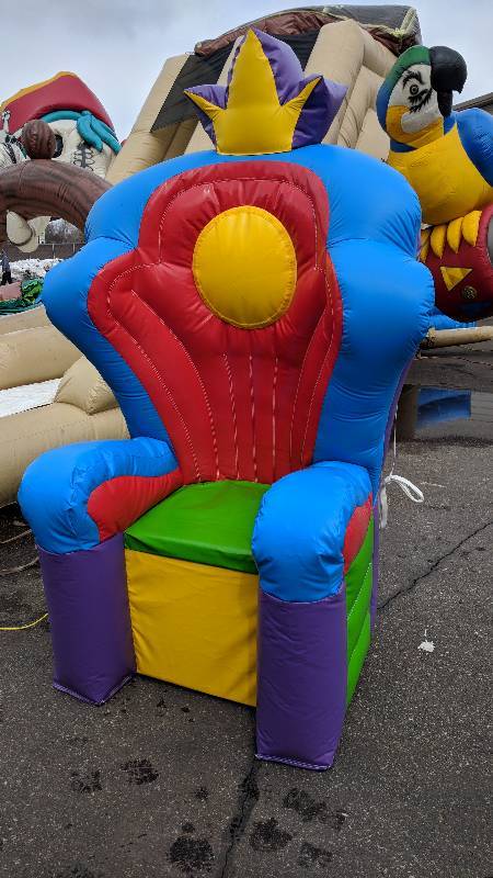 lot 40 image: Giant Inflatable Throne - 4x4x9