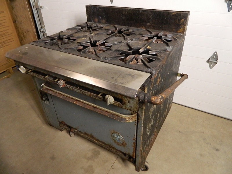 lot 26 image: US Range  Garland 6 Burner Range with Oven