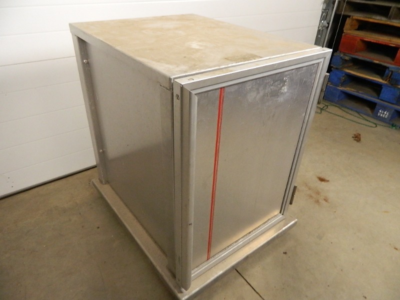 lot 45 image: Aluminum Transport Cabinet on Wheels