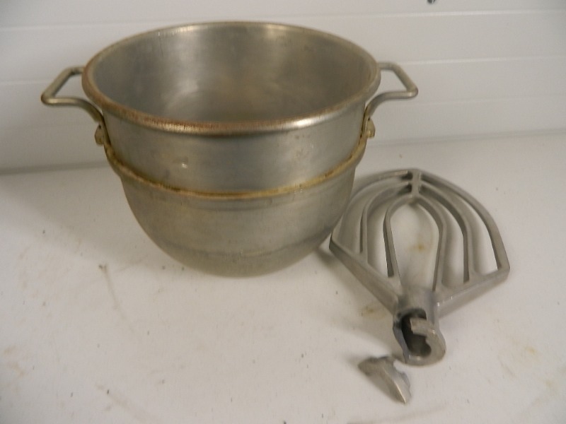 lot 95 image: 30 or 40 qt Mixing Bowl and Paddle