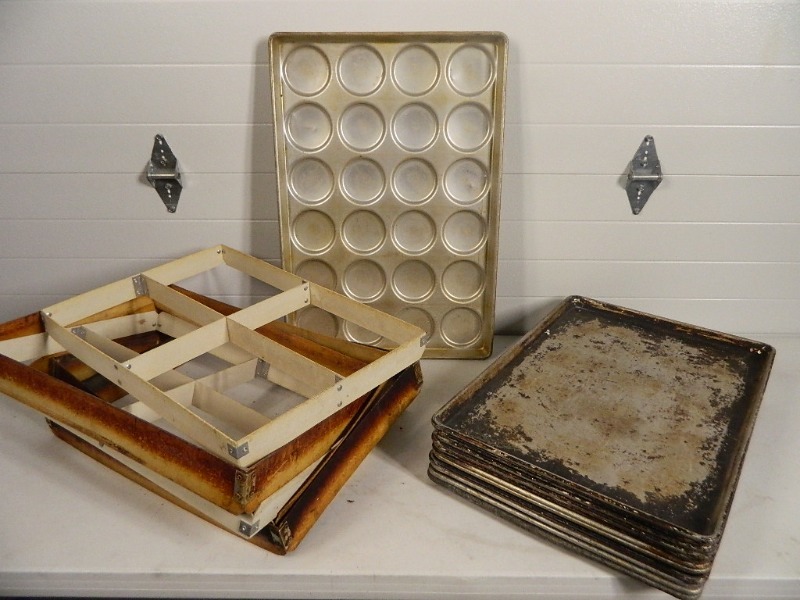 lot 105 image: 12 Aluminum Sheet Pans