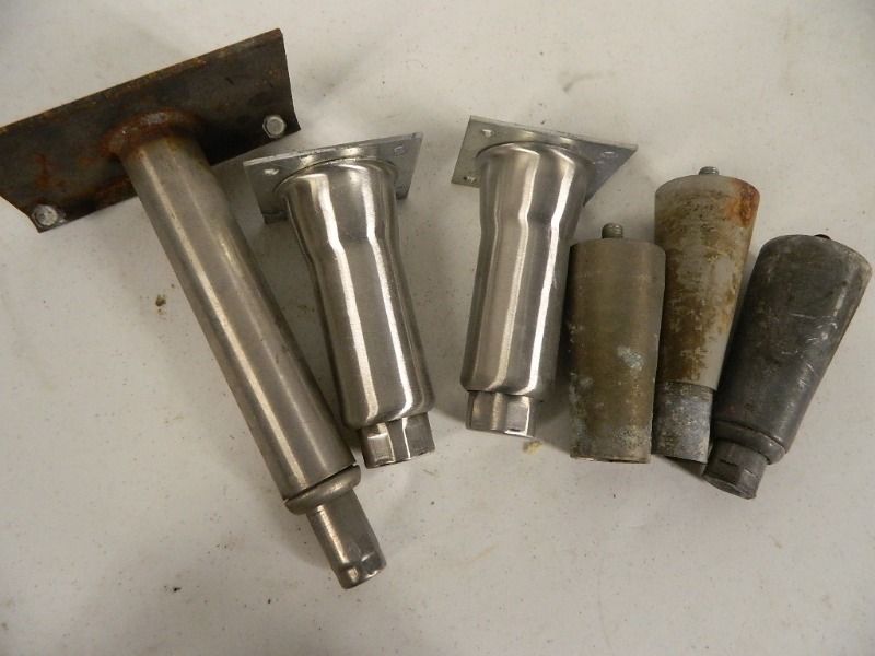 lot 114 image: Assorted Equipment Legs