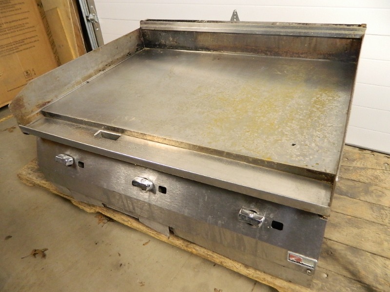 lot 2A image: SouthBend 36 x 24 Flat Top Griddle 3 Burner