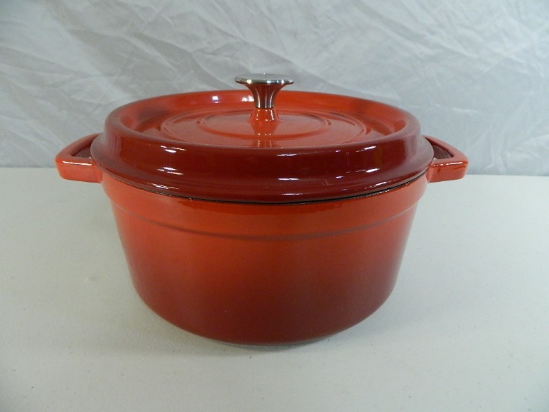 lot 24 image: New Cast Iron Dutch Oven