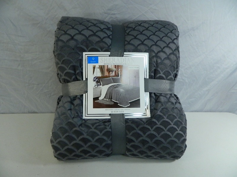 lot 27 image: New Queen Mermaid Reversible Blanket