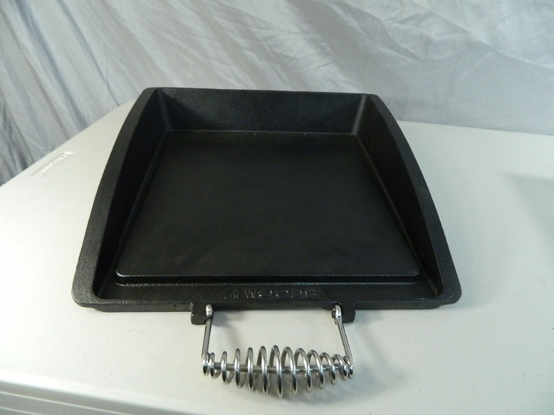 lot 40 image: New Large Cast Iron Pan