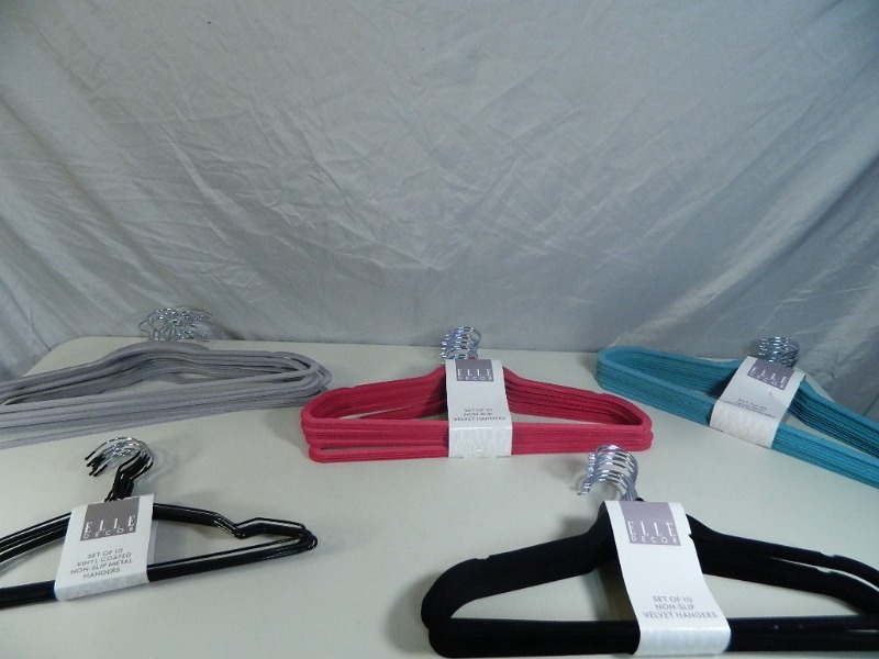 lot 81 image: 50 New Non Slip Hangers