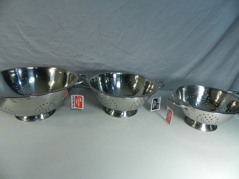 lot 127 image: New Colander Set