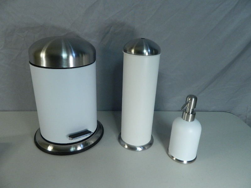 lot 189 image: New 3 Pc Bath Set