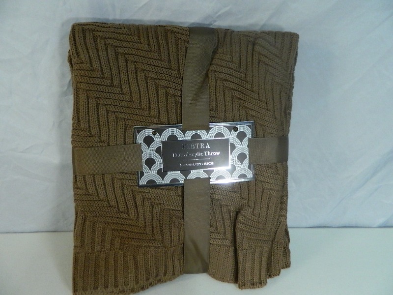 lot 198 image: New 100% Acrylic Throw