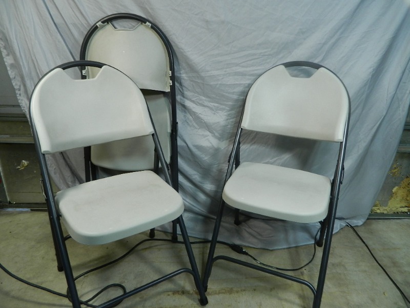 lot 213 image: 3 Plastic Folding Chairs