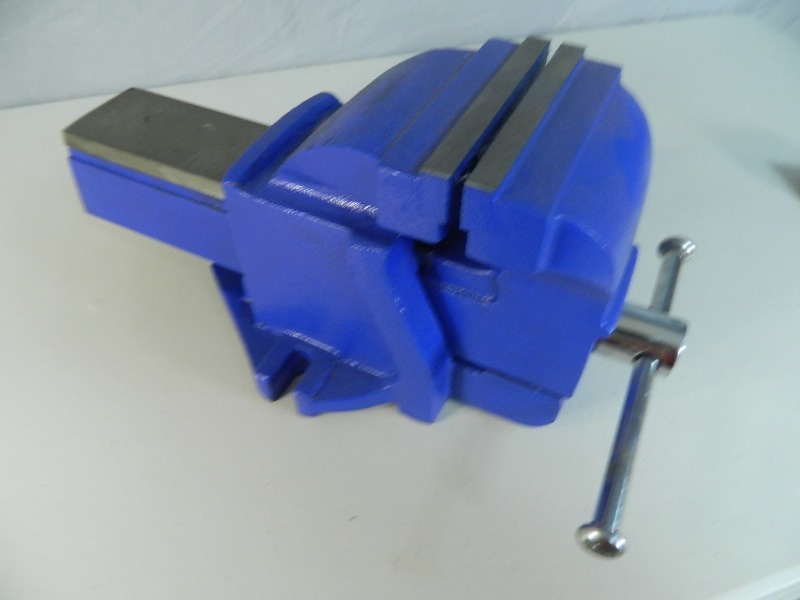lot 4 image: New Bench Vise