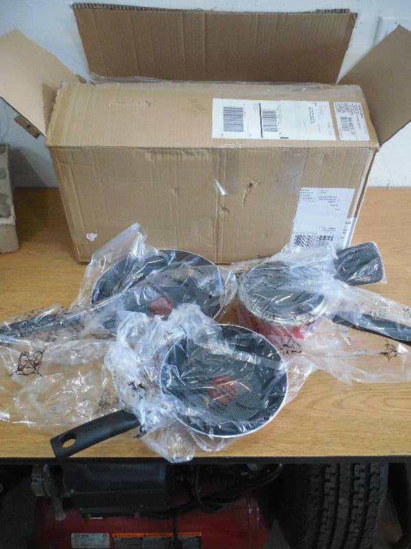 lot 5 image: T-fal Signature 7-Pc. Nonstick Cookware Set