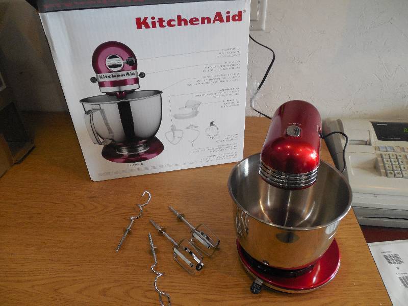 lot 10 image: Dash GO Everyday 2.5-Qt. Stand Mixer