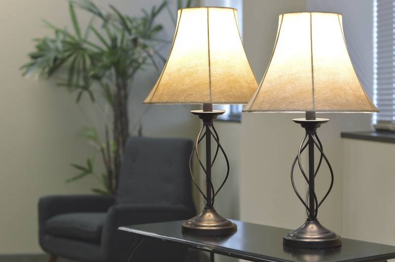 lot 8 image: McLeland Design 2-Pc. Birdcage Table Lamp Set