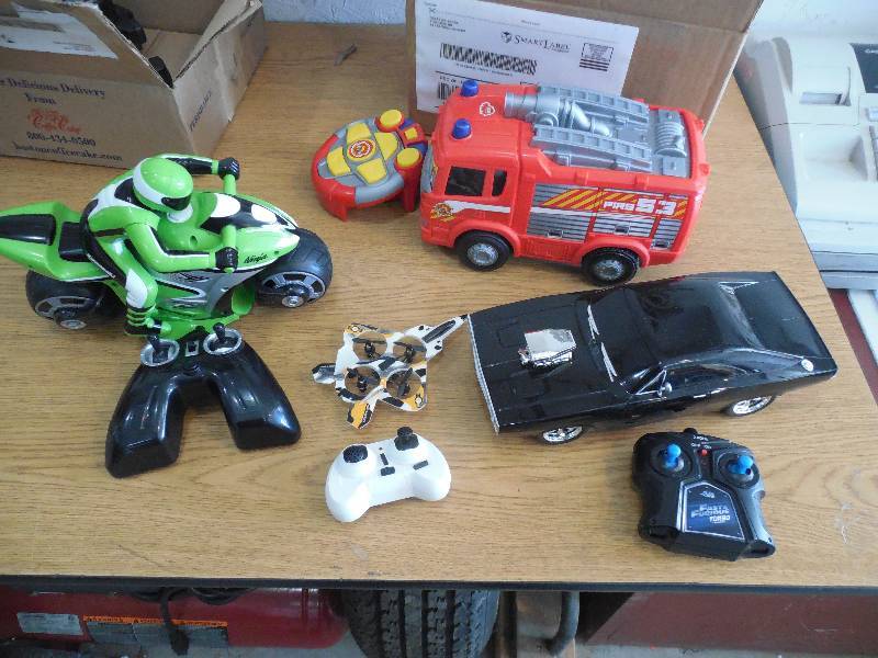 lot 80 image: RC REMOTE TOY LOT