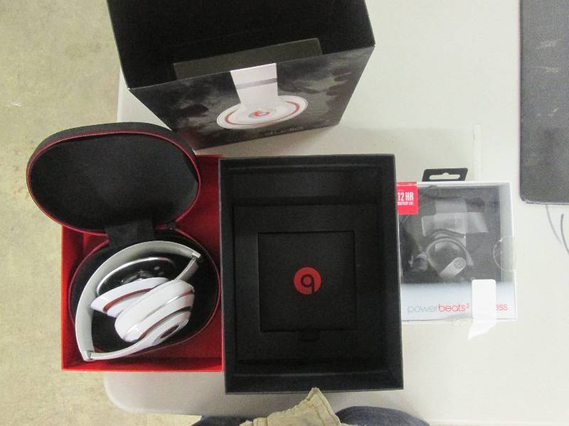 lot 1 image: Lot of 2 beats headphones untested...