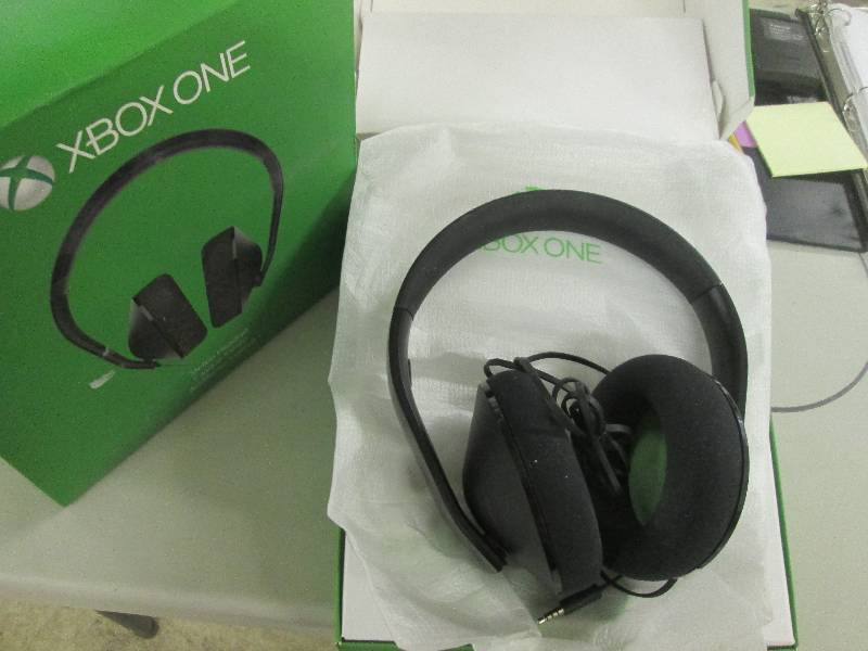 lot 3 image: Xbox one headphones works (missing ...