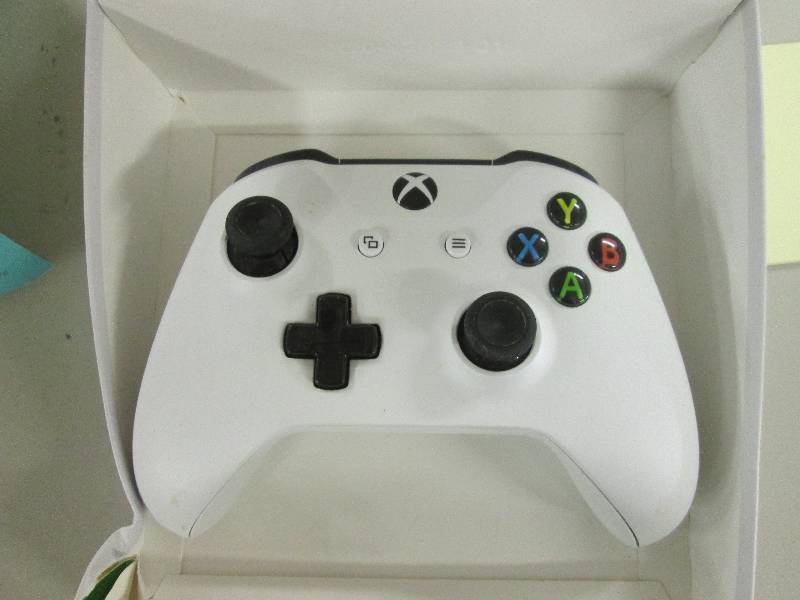 lot 4 image: Xbox one controller powers on ...