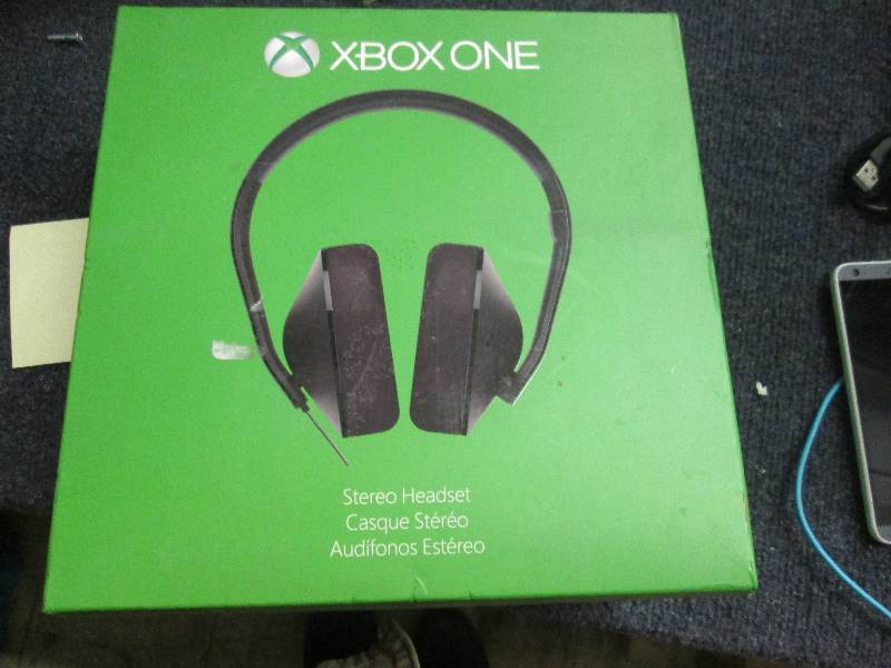 lot 20 image: xbox one stereo headset works...