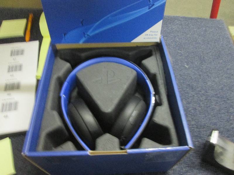 lot 48 image: sony ps4 headphones right side loos...