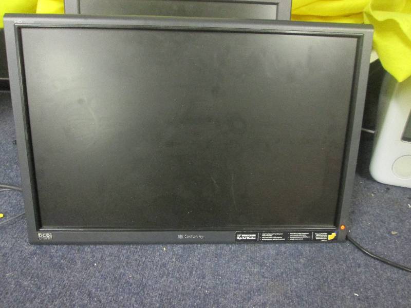 lot 64 image: gateway 22 Monitor powers on...
