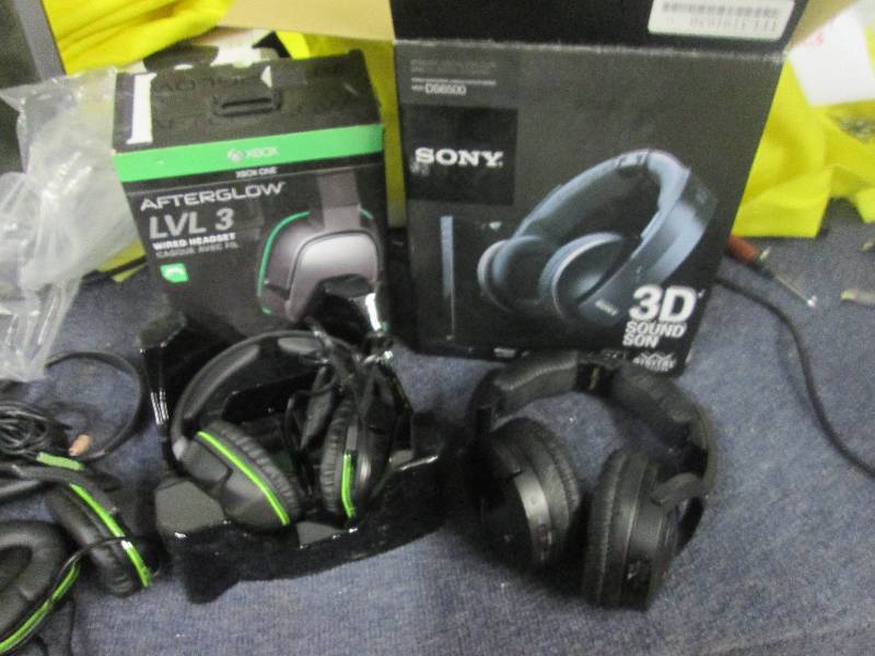 lot 82 image: lot of repairable headphones ...
