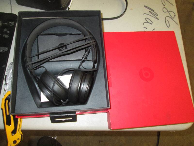 lot 181 image: beats EP headphone untested aux cor...