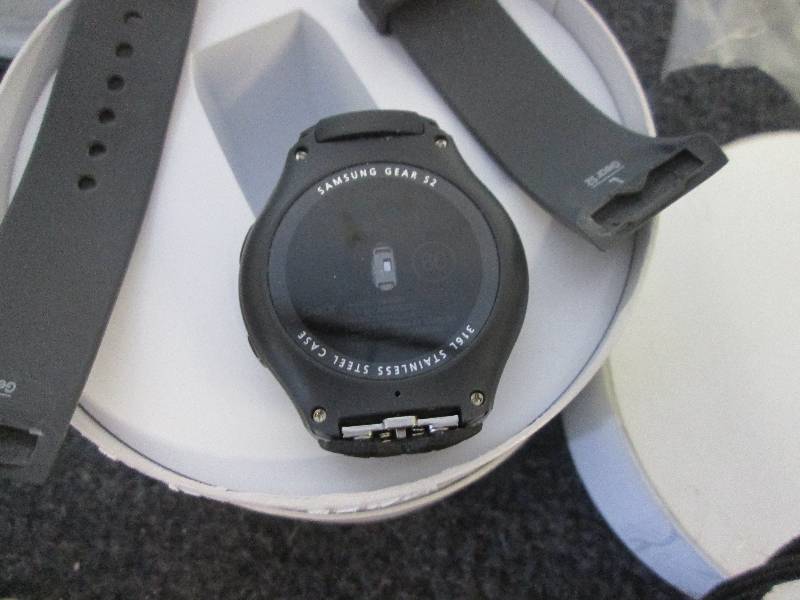 lot 195 image: samsung gear 2 with  band powers on...