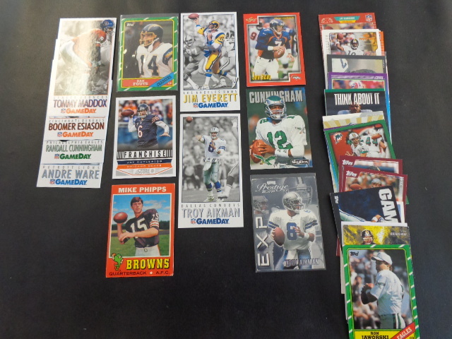 lot 26 image: 40 NFL Star Quarterback Football Cards Dan Foust & Jim Everett