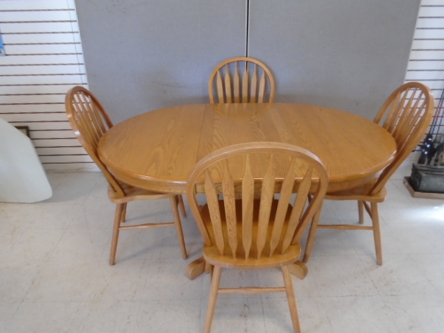 lot 72 image: Oak Dining Table & 4 Chairs