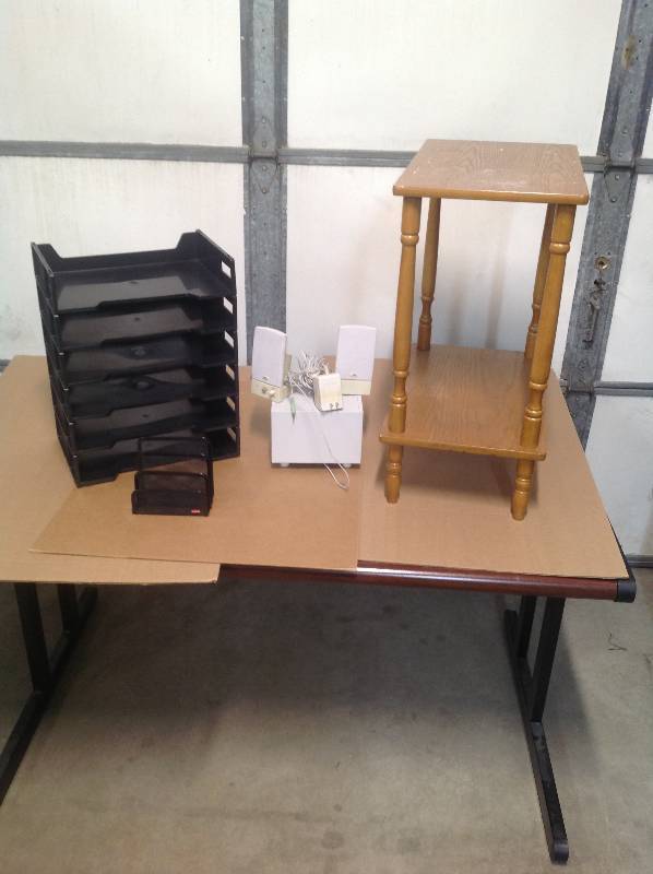 Little wooden stand, paper organizers and speakers
