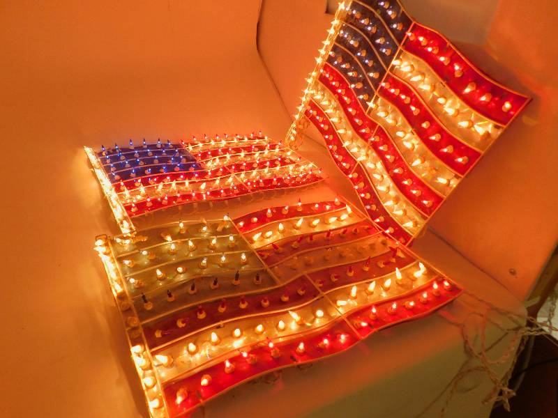 lot 16 image: 3 Flag Lighted Decorations