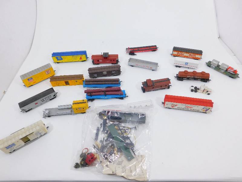 lot 21 image: HO Scale Train Cars