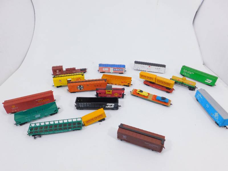 lot 22 image: HO Scale Train Cars