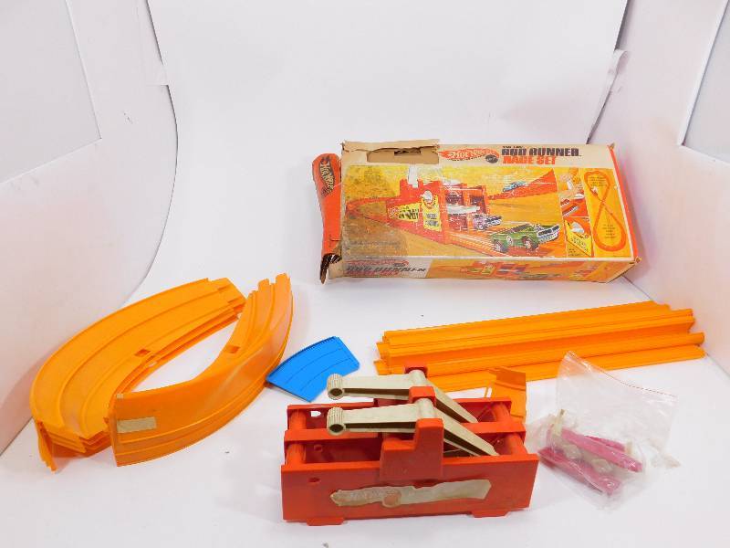 lot 25 image: Hot Wheels Race Set