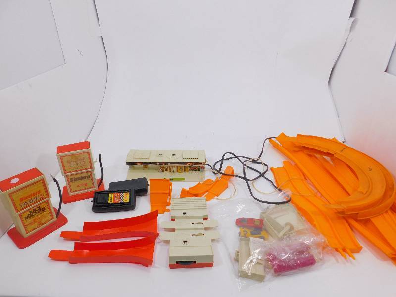 lot 27 image: Hot Wheels Race Set