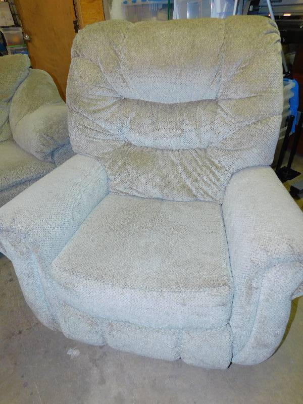 lot 1 image: Couch and Recliner