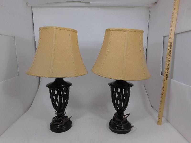 lot 3 image: Lamps