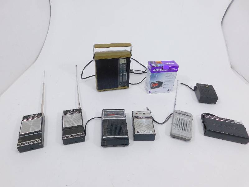 lot 40 image: Lot of Vintage Radios