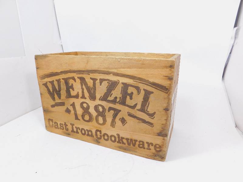 lot 75 image: Wooden Baox
