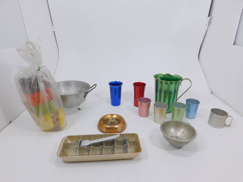 lot 82 image: Vintage Kitchen Items