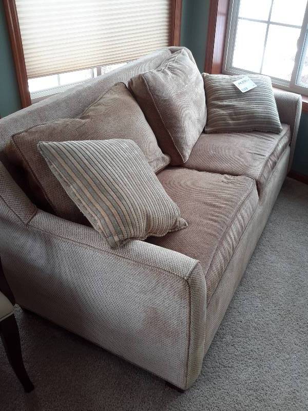 lot 20 image: Braxton Cutter Couch..Nice shape