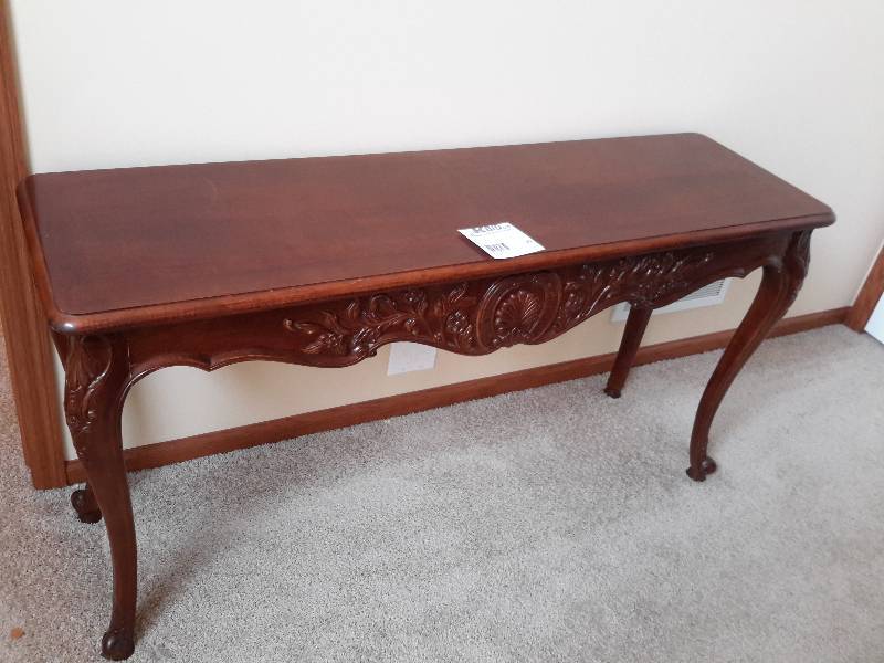 lot 29 image: Nice queen anne style leg sofa table with decorative carvings on front and legs.