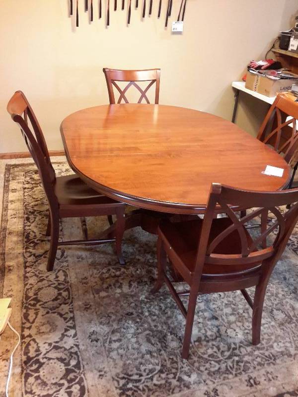lot 9 image: Saloom, Walnut Dining Room Table with 4 chairs