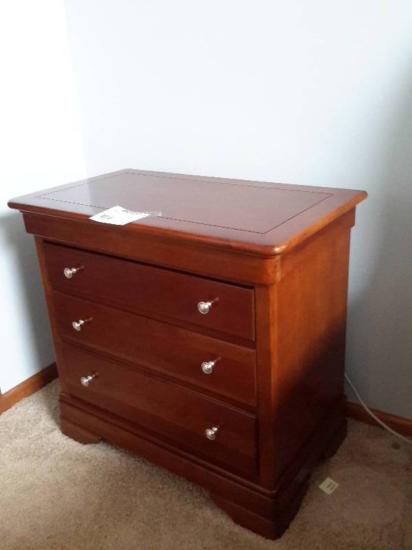 lot 5 image: Stanley, Bachelors dresser