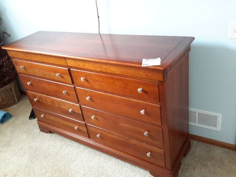 lot 4 image: Stanley, Grand Marnier,  10 drawer Dresser.. EXCELLENT shape